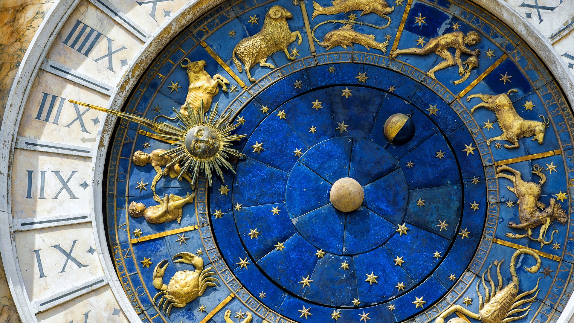 Astrologische Uhr mit Tierkreiszeichen als Symbol für die 12 Schicksalspaläste